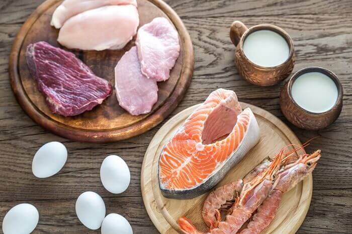 Thịt và hải sản chưa nấu chín chứa nhiều virus và vi khuẩn gây bệnh